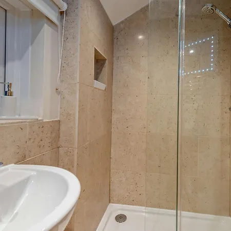 3 Bed In Sz247 *